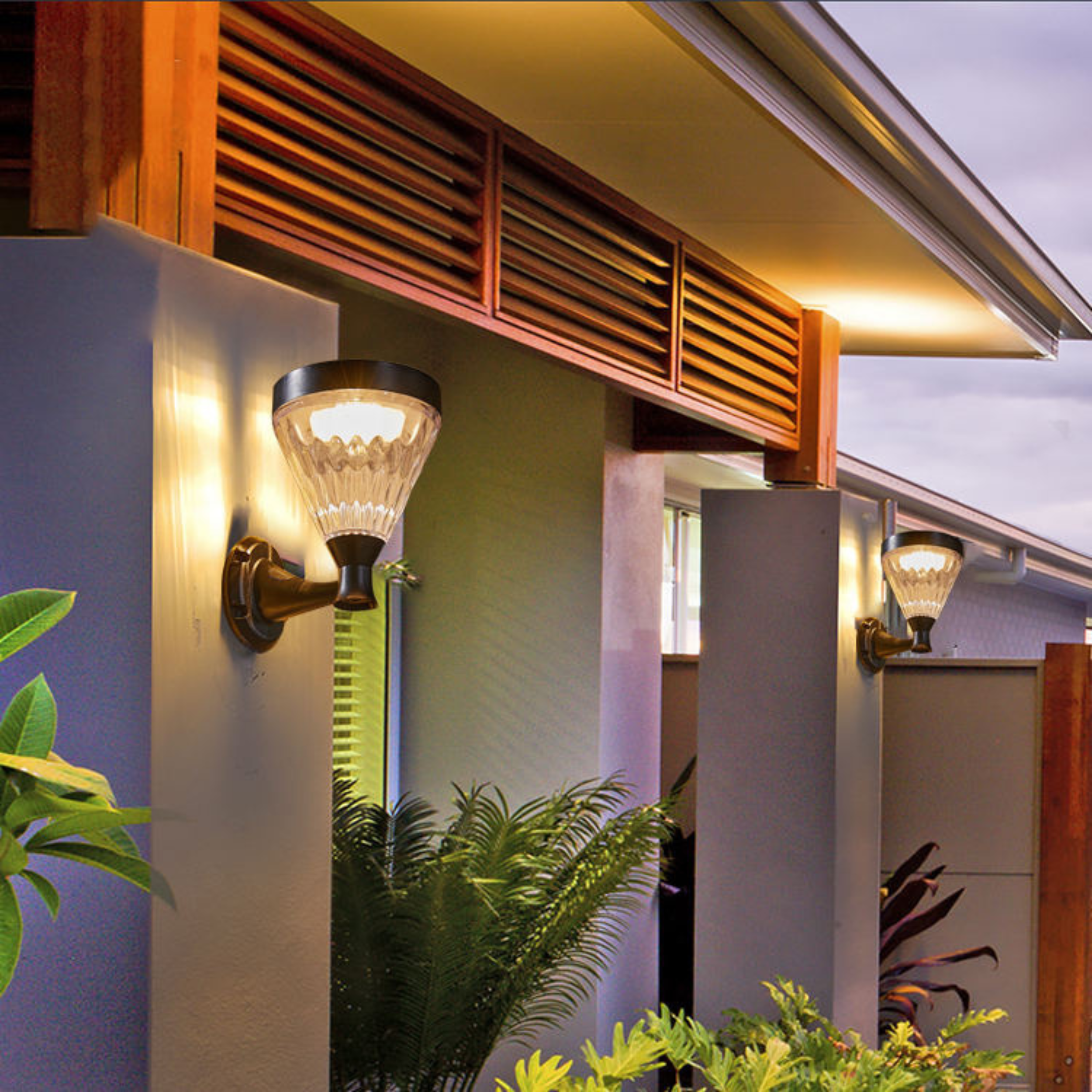 SCUBE Solar Clamp Light – Waterproof Outdoor Wall Mount Lighting
