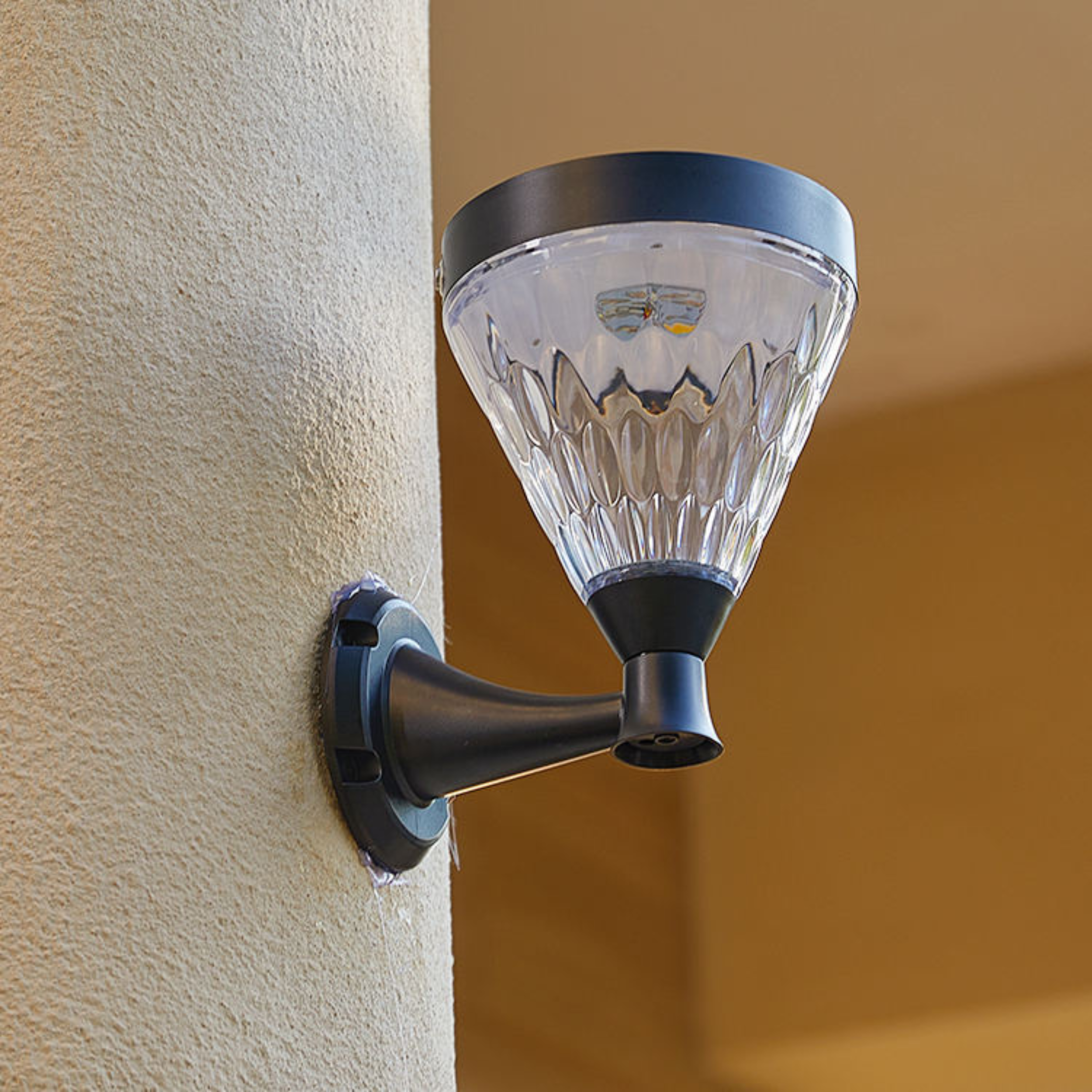 SCUBE Solar Clamp Light – Waterproof Outdoor Wall Mount Lighting